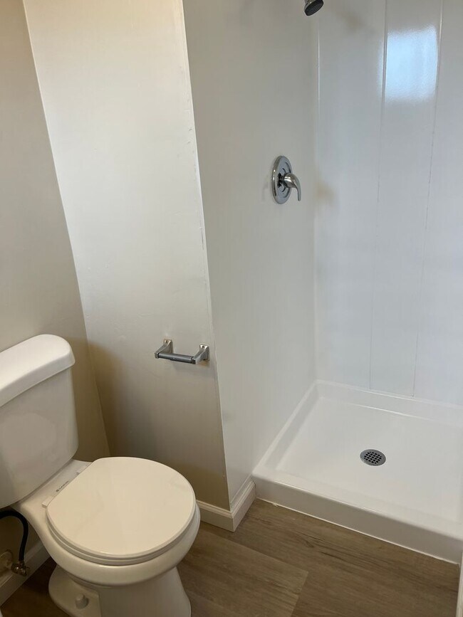 Building Photo - Updated 3BR/2BA home w/yard and garage in ...