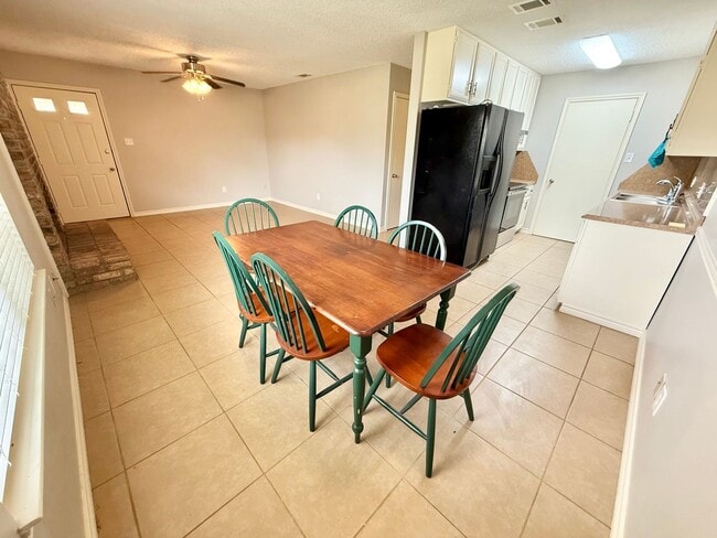 Building Photo - 3-bed/2-bath near Paluxy/Grande!