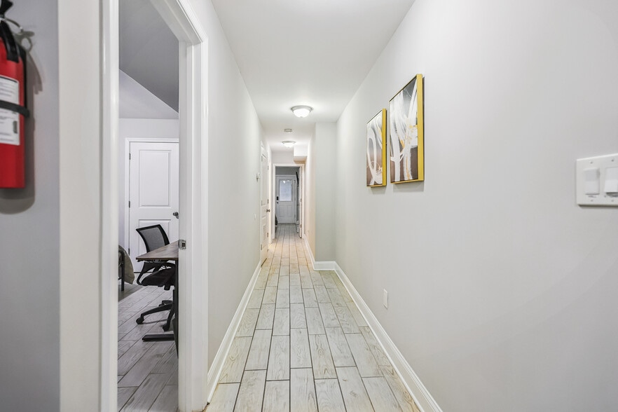 Building Photo - 1332 Levis St NE