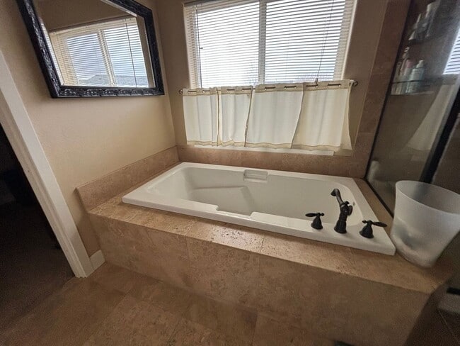 Building Photo - Beautiful and Spacious 4 Bed/2.5 Bath Home...