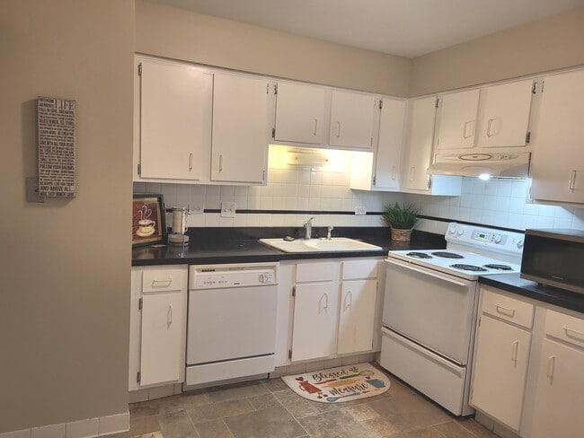 Building Photo - 7510 Farmingdale Dr