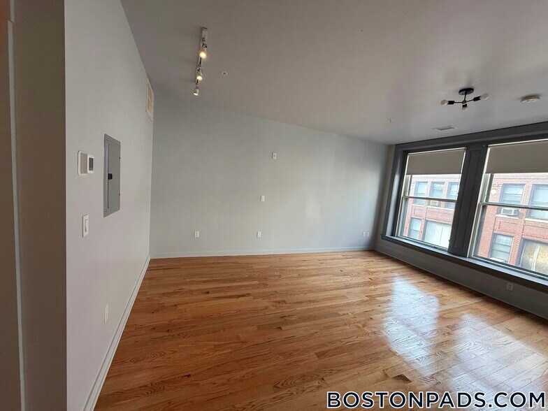 Building Photo - 145 Munroe St