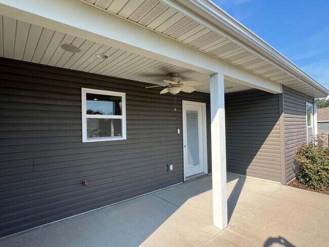 Building Photo - 400 Redwood Dr