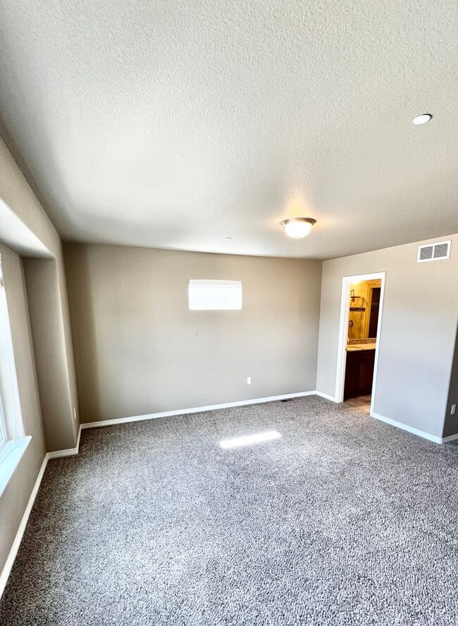 Building Photo - Beautiful 3 Bed, 3 1/2 Bath Townhome in We...