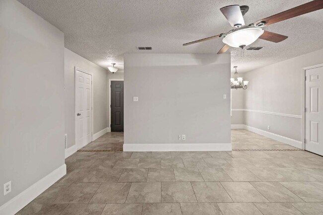 Building Photo - Beautiful 2/2 Near all of Lubbock's Amenit...