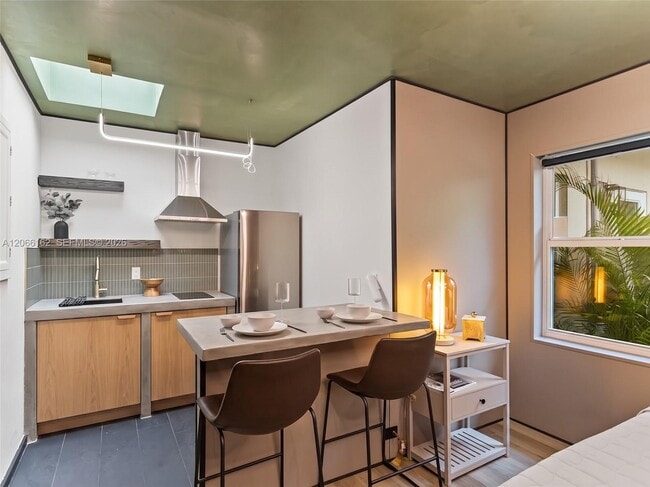 Building Photo - 499 NE 112th St