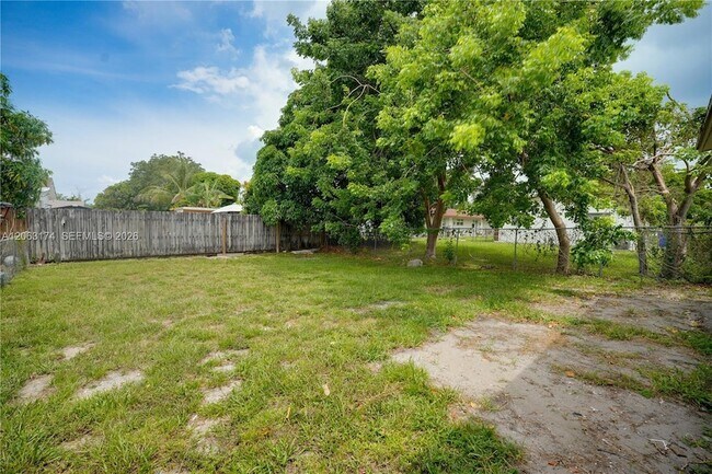 Building Photo - 715 N 58th Ave