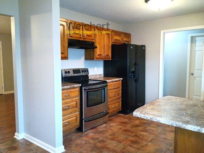 Building Photo - Comfortable 3BR/2BA with Garage & Fenced Backyard