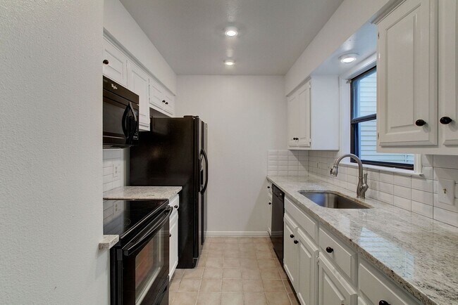 Building Photo - Foster Lane Town Homes NM