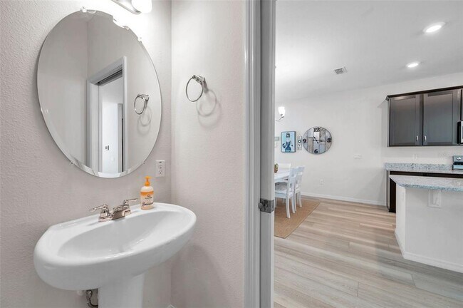 Building Photo - 4966 Avalon Park Blvd