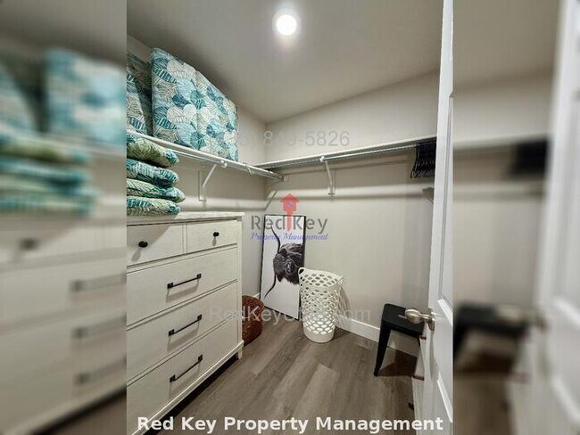 Building Photo - Adobe Rock Dr. Fully Furnished