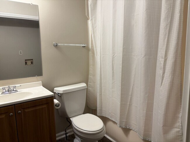 Building Photo - 3 Bedroom, 1 Bathroom House in Winston-Salem!