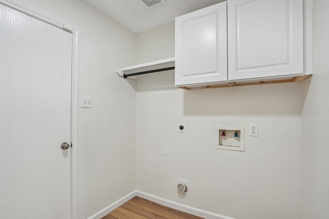 Building Photo - 4419 Crossvine Ave