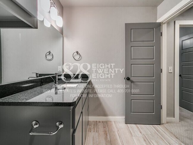 Building Photo - *AVAILABLE NOW!* Urban chic 3 bed/2.5 bath Townhome in West Norman!