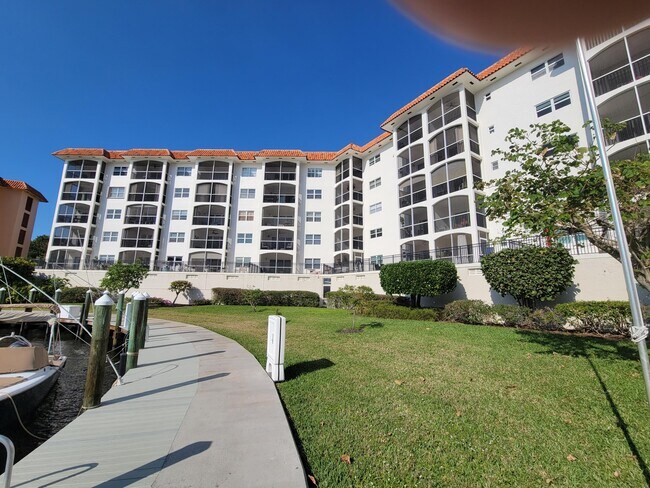 Building Photo - 2871 N Ocean Blvd