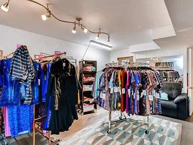 Building Photo - Spacious Home on a Large Lot in Villa Loma Neighborhood in D11