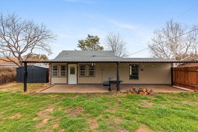 Building Photo - 400 N River Oaks Dr