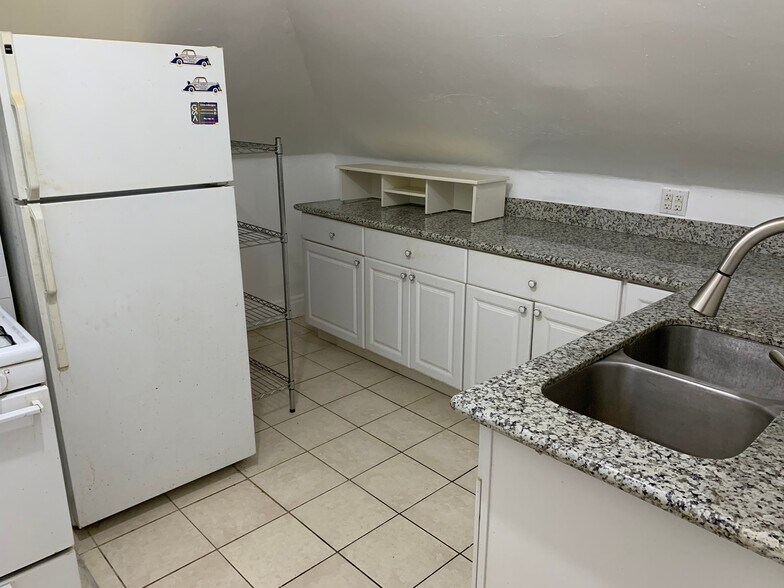 Building Photo - 746 Broughton St