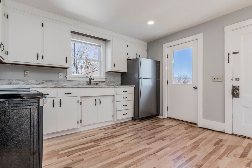 Kitchen - 221 Bridge St