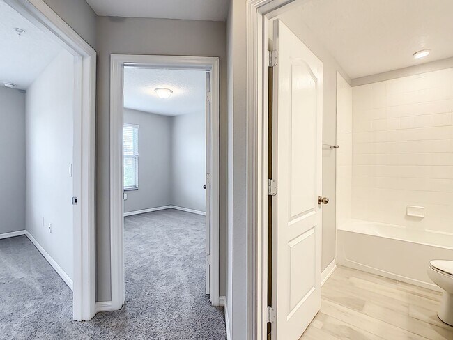 Building Photo - Stylish 3-Bedroom Townhome in Gated Sanfor...