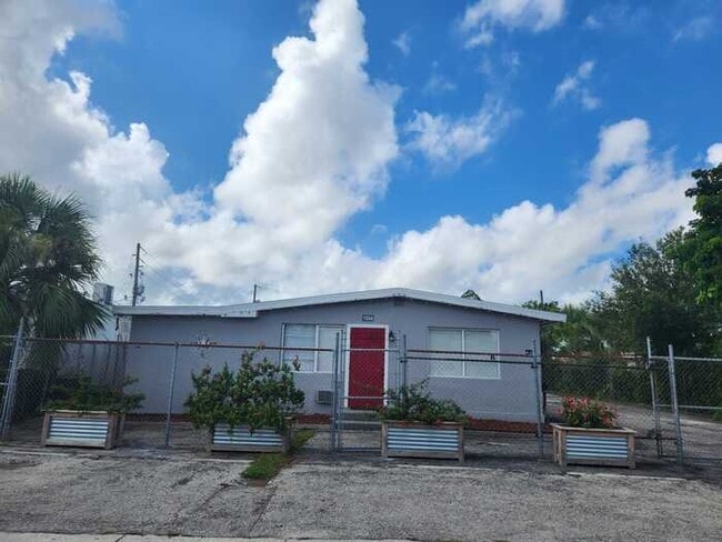 Building Photo - 1956 Grove Ave