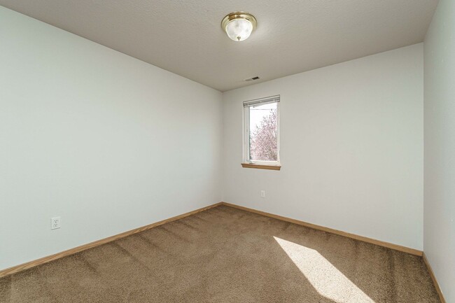 Building Photo - Comfortable 3-Bedroom Townhouse with A/C, ...