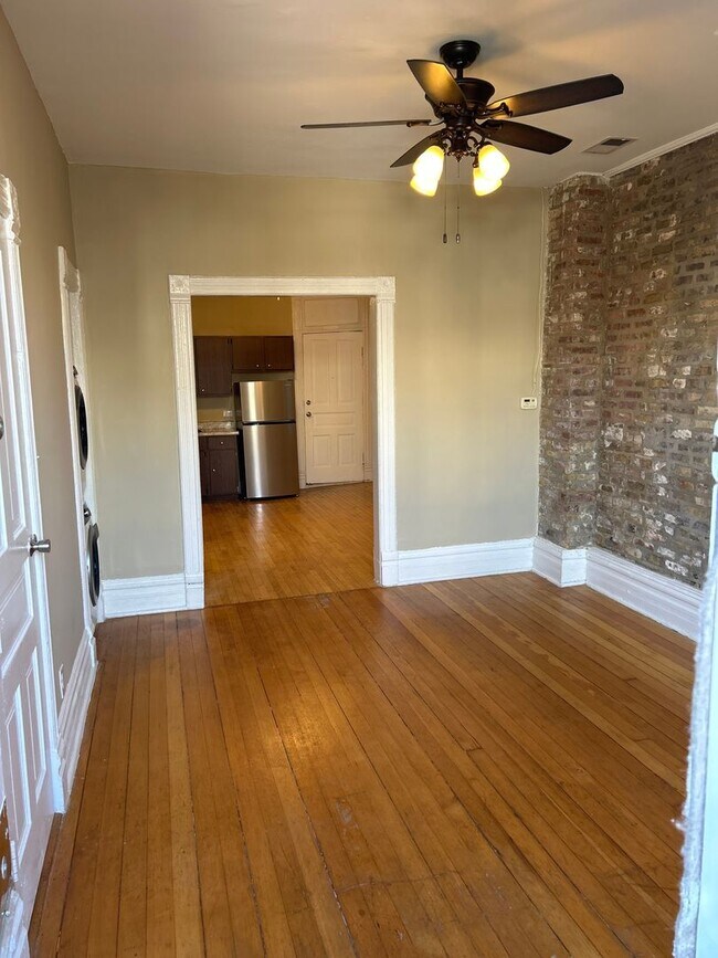 Building Photo - 862 N Hermitage Ave