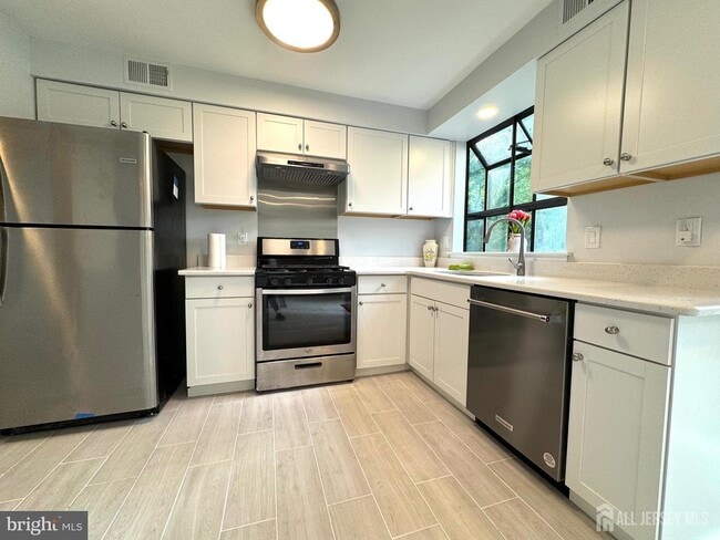 Building Photo - 104 Sayre Dr