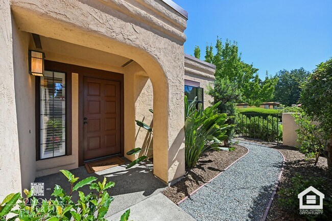 Building Photo - 424 La Quinta Ln