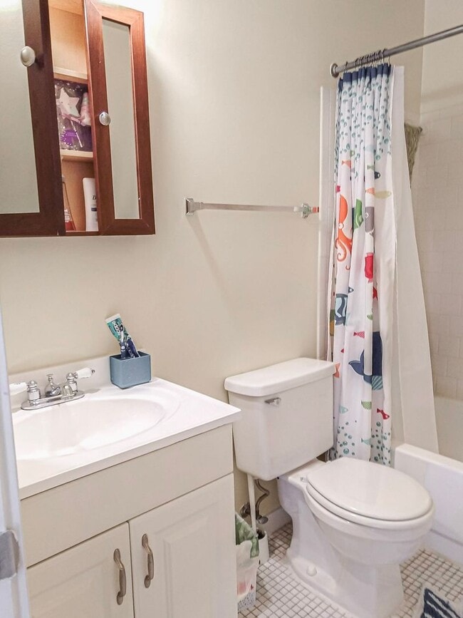 Building Photo - Spacious 4 Bedroom 3.5 Bathroom End Unit T...
