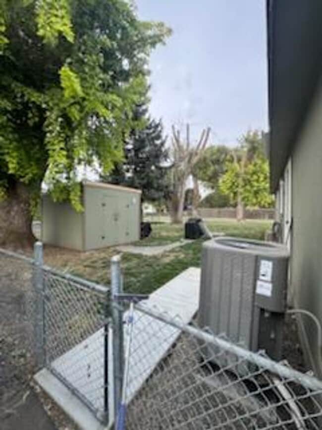 Building Photo - 635 E Harding Ave
