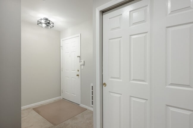 Building Photo - 91 Jamestown Rd