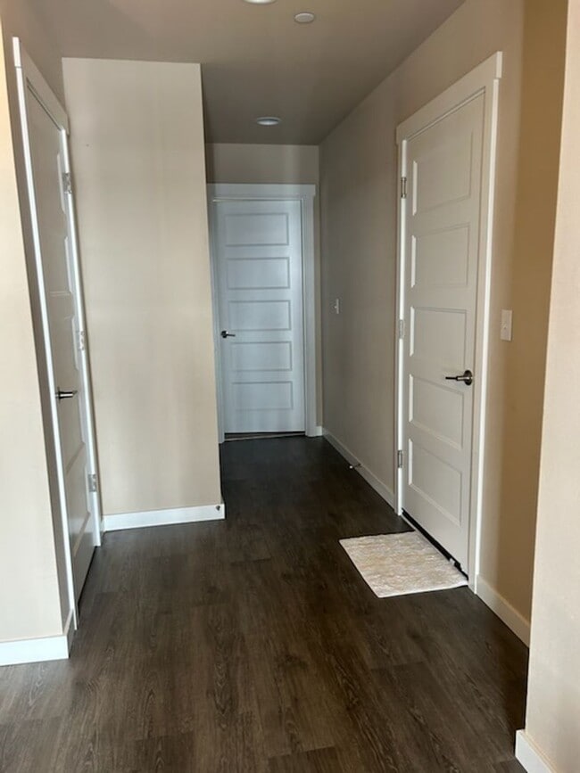 Building Photo - LIKE NEW RENTAL ~ The Forest on Filbert!