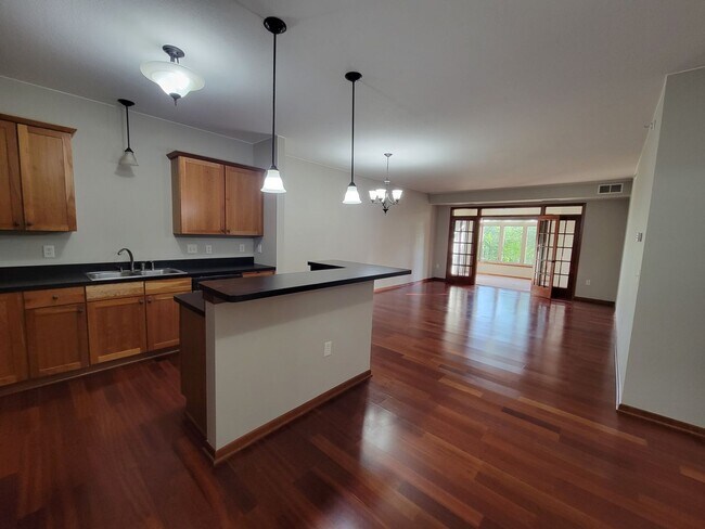 Building Photo - Spacious 2 Br/2Ba Condo w/1500 sq ft in Heart of St Louis Park! 2 Heated parking spots included!