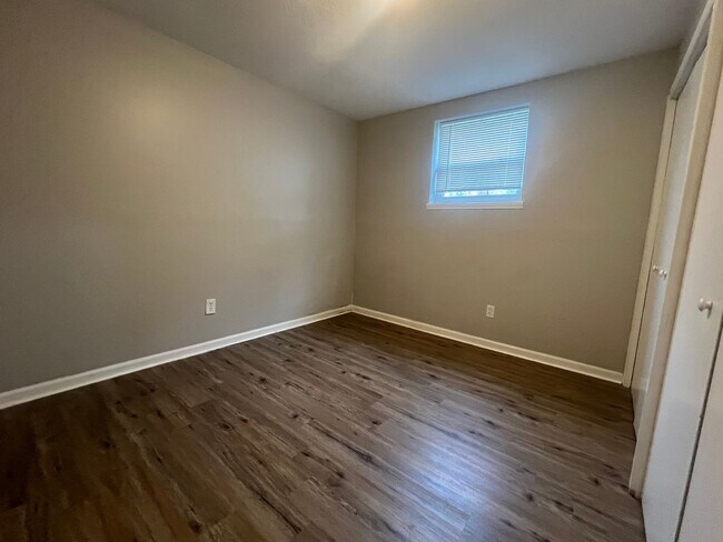 Building Photo - 811 Cedarcrest Dr