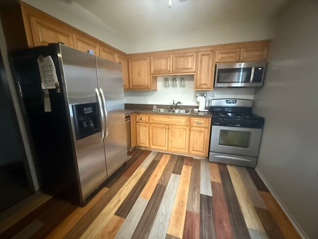 Building Photo - 307 S 76th St