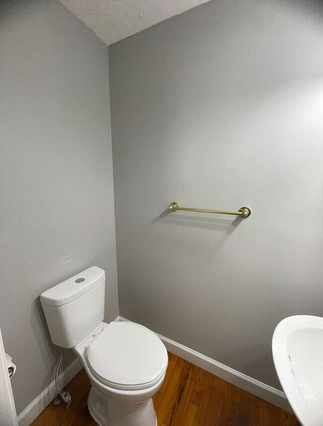 Building Photo - 3 Bedroom 1.5 Bathroom- no pets