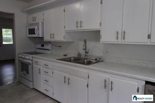 Building Photo - Charming 3-Bed Home