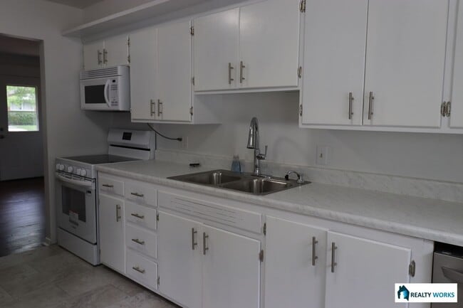 Building Photo - Won't last long, 3 bedroom, 2 bath house f...