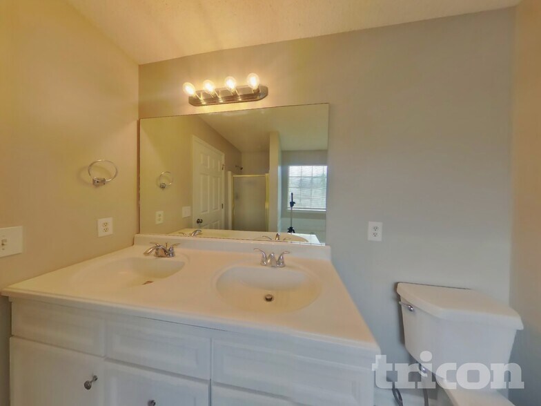 Building Photo - 4074 Five Oaks Ct
