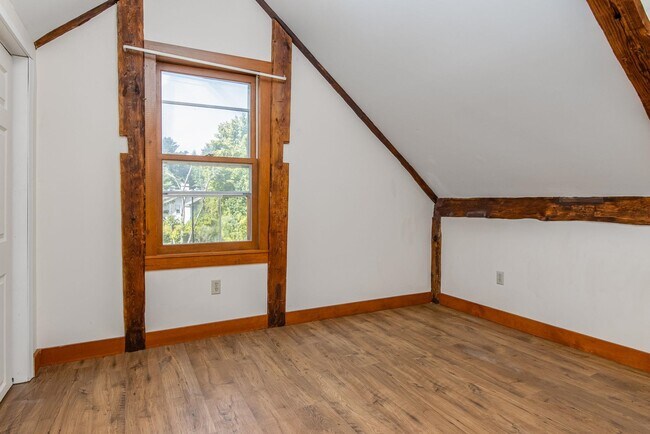 Building Photo - 294 Pleasant St