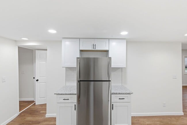 Building Photo - Fully Updated 2-Bed with Modern Finishes