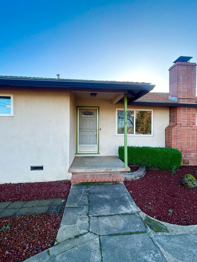 Building Photo - Great home just outside of town!