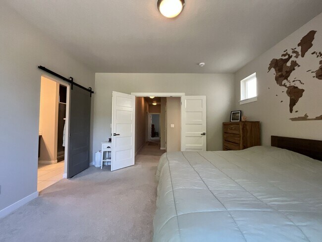Building Photo - Spacious 2,511 Sq Ft Wilsonville Townhome with Vaulted Loft, Modern Kitchen & Attached Two-Car Ga...