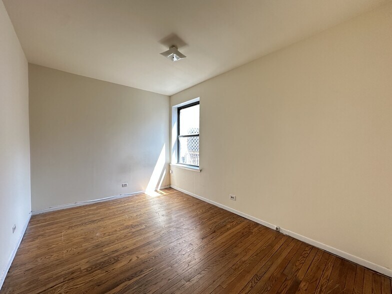 Building Photo - 3147 W Medill Ave