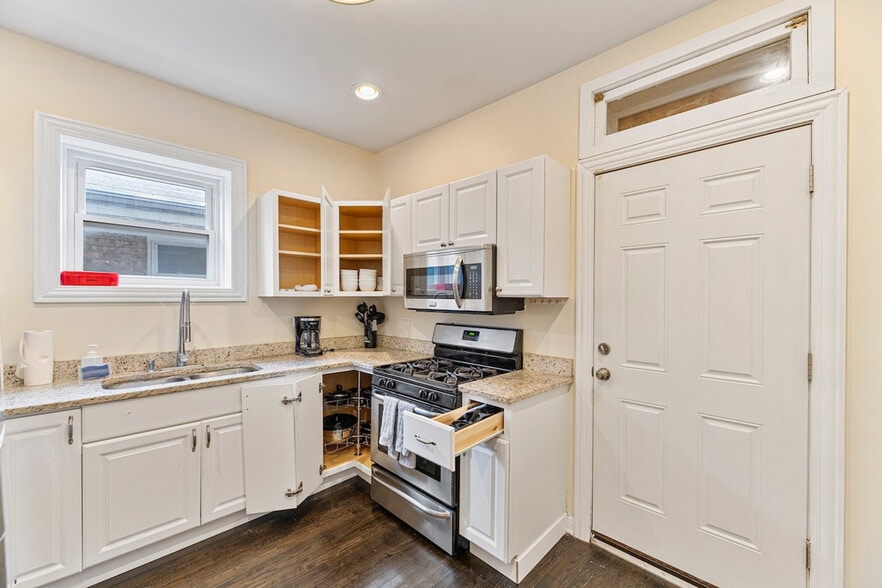 Building Photo - 1351 N Lawndale Ave