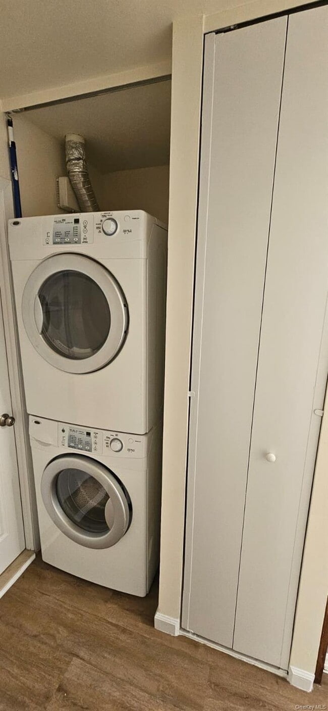 Building Photo - 492 N Broadway