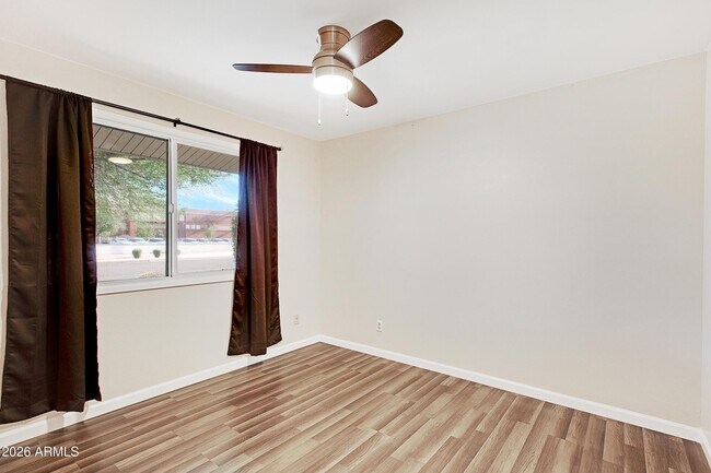 Building Photo - 1036 E Geneva Dr