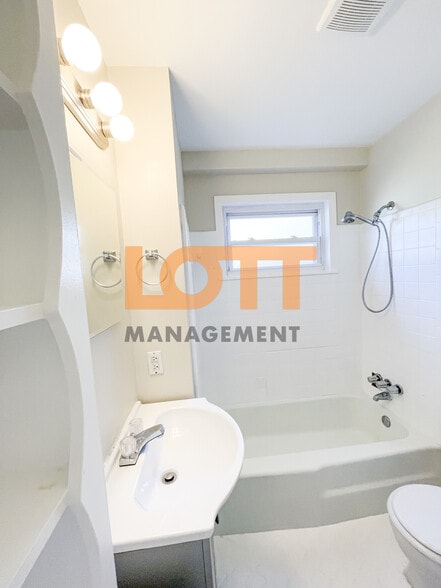 Building Photo - 2404 E Lee Rd