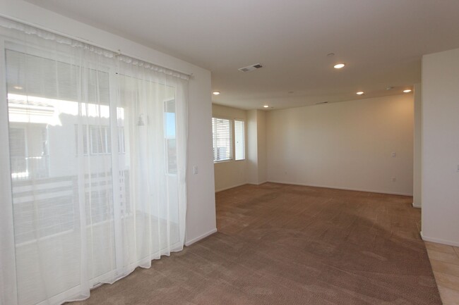 Building Photo - Large 3 bedroom 2.5 bathroom home availabl...